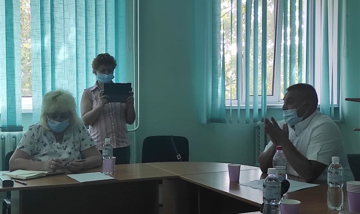 Пан Лупов озвучує свою конкурсну пропозицію