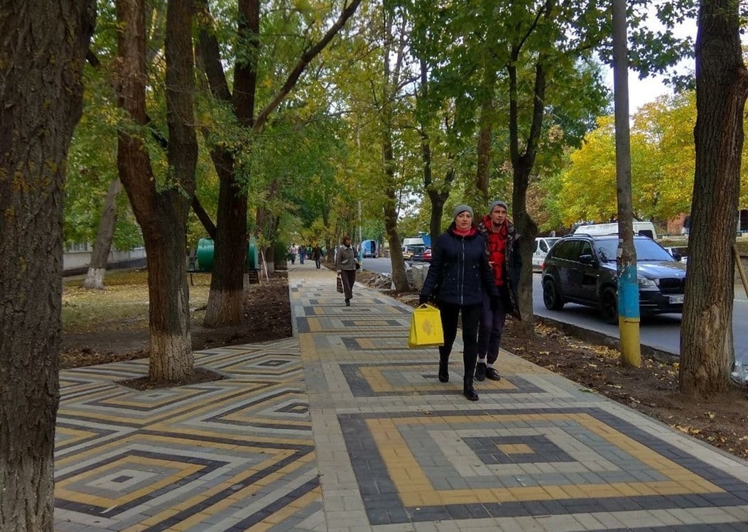 Ось так, поступово, перевтілюється вулиця Дружби Народів. Містяни з нетерпінням чекають, коли влада оновить все місто.