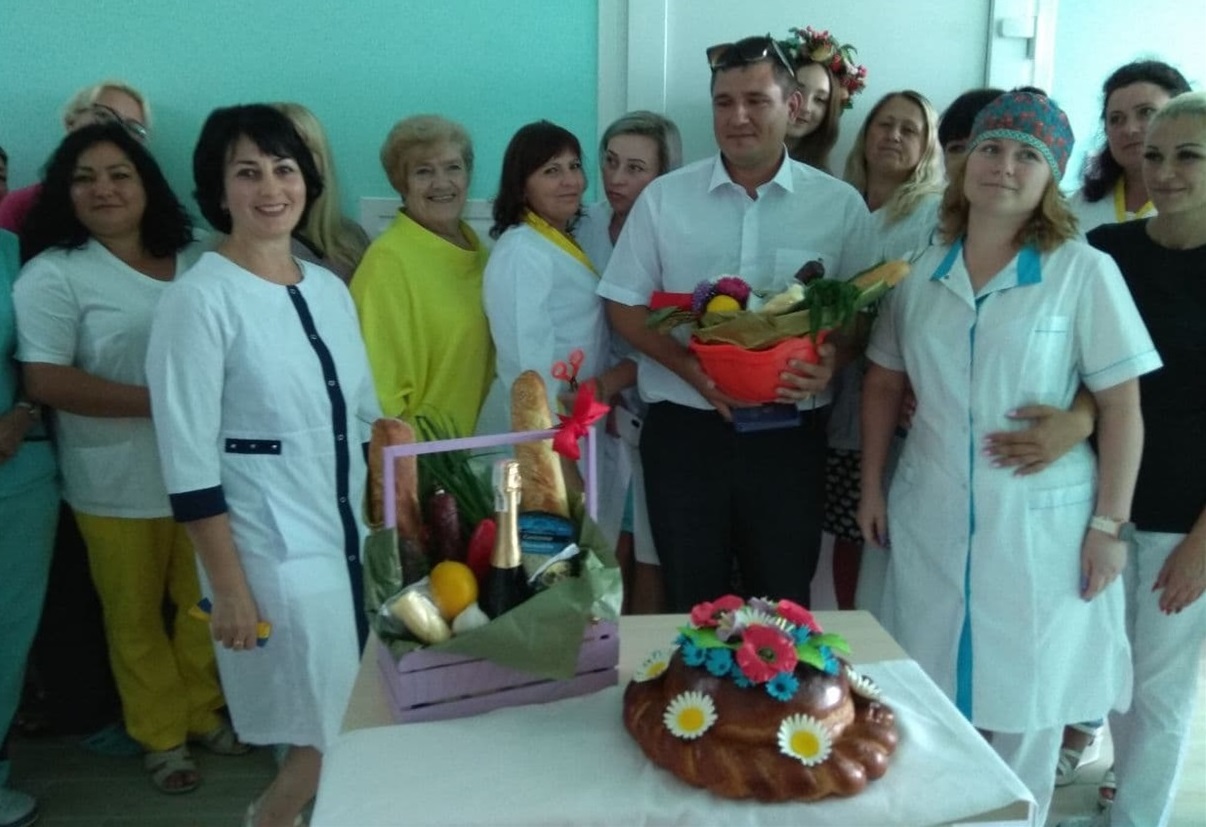 Зоя Віталіївна запевнила, що коровай був виготовлений власноруч однією з працівниць  інфекційного відділення.