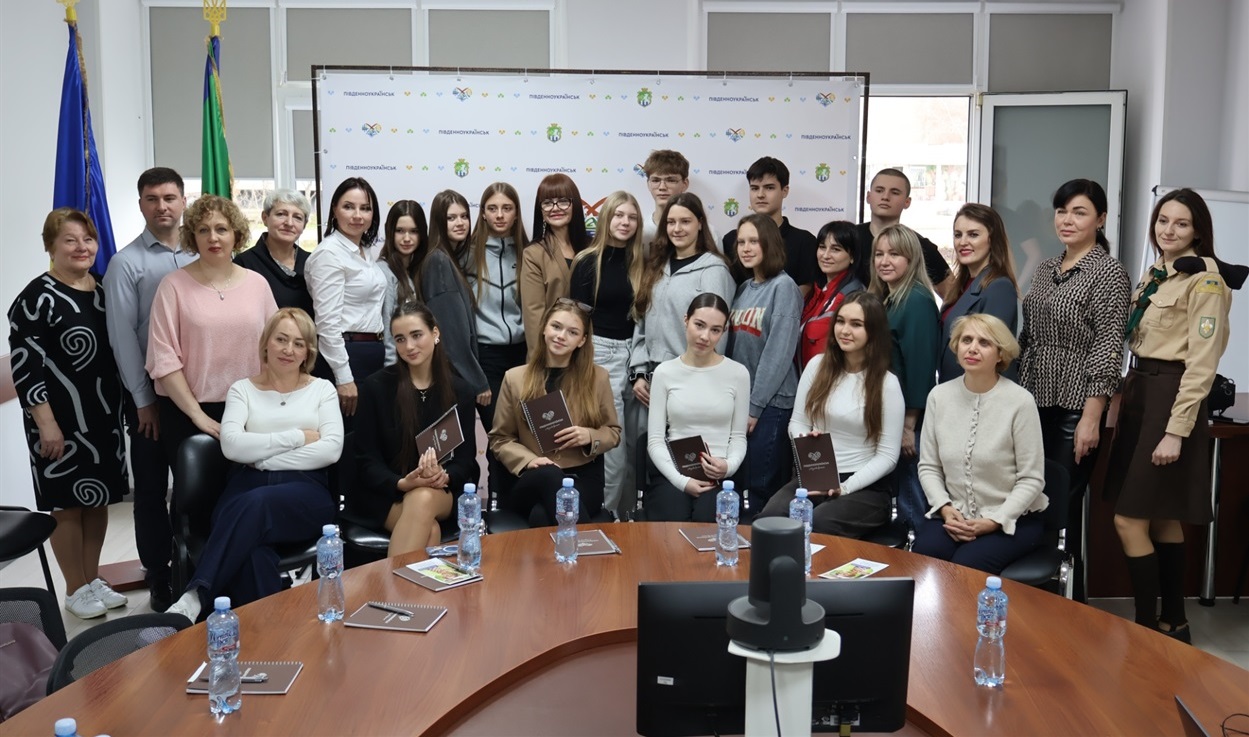 Усі учасники зустрічі зазнімкували особливий момент.