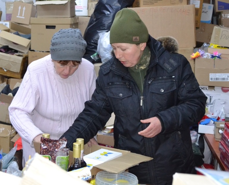 Пані Тетяна та пані Люся збирають смаколики для захисника