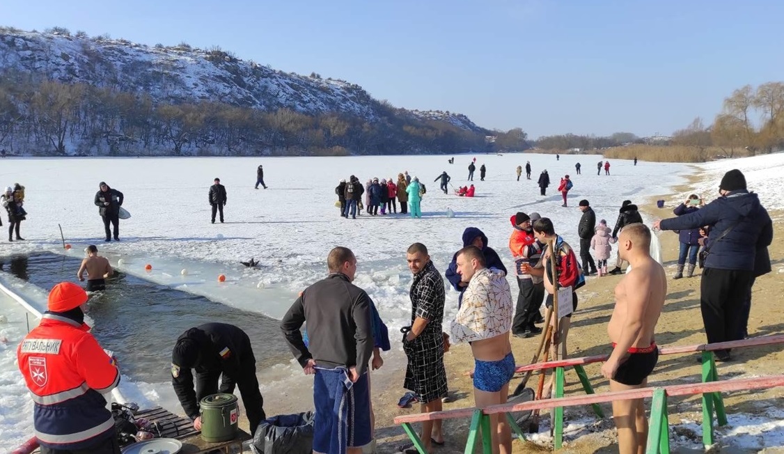 Охочих зануритися у крижану воду було чимало, не зважаючи на мороз -17