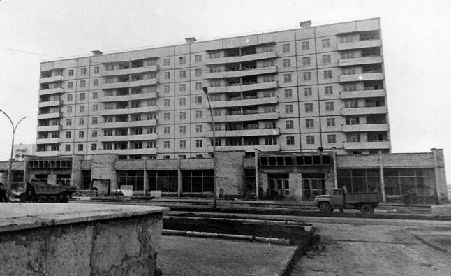 Строится жилой дом и магазин "Галантерея"