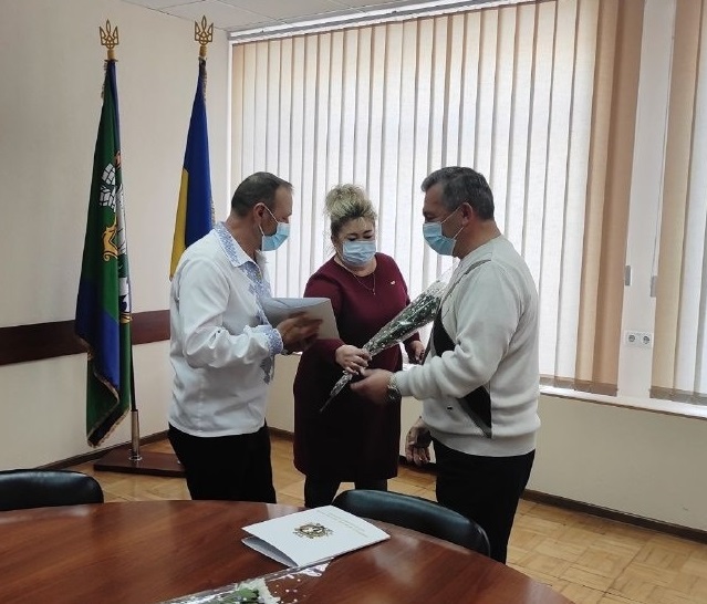 Керманич міста вручає ключі від житла Микола Баланову