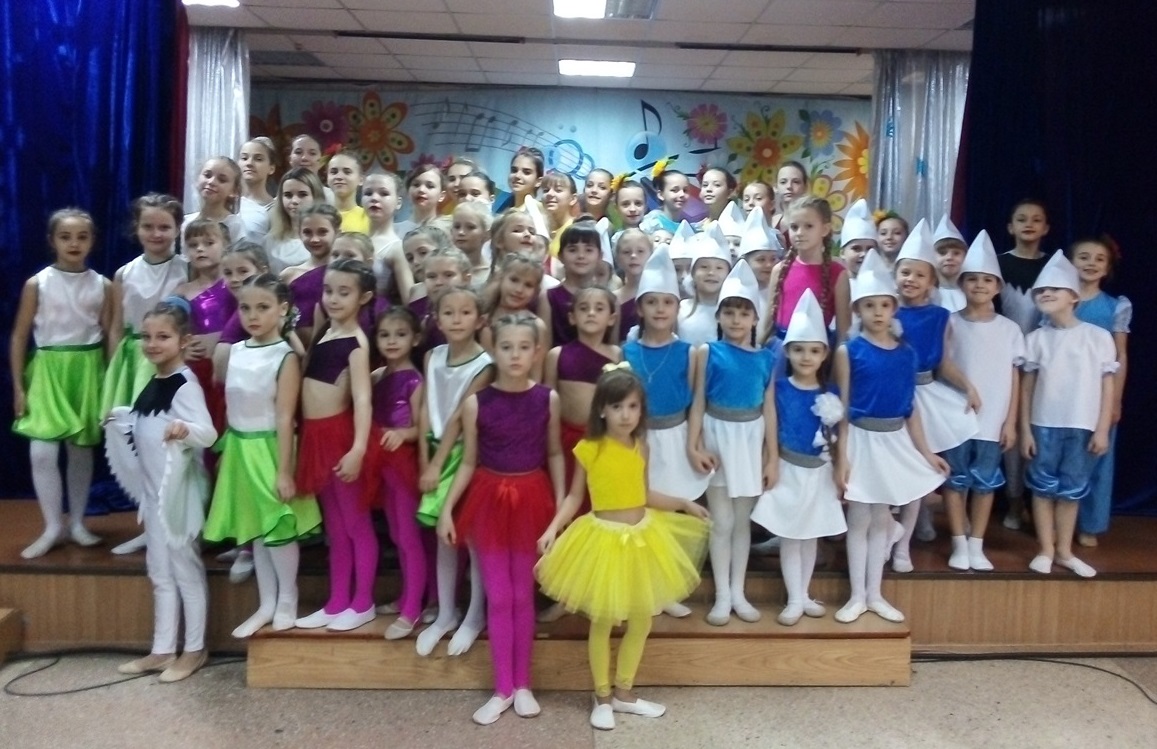 Коллектив "Ника" едва помещается на сцене ЦДЮТ