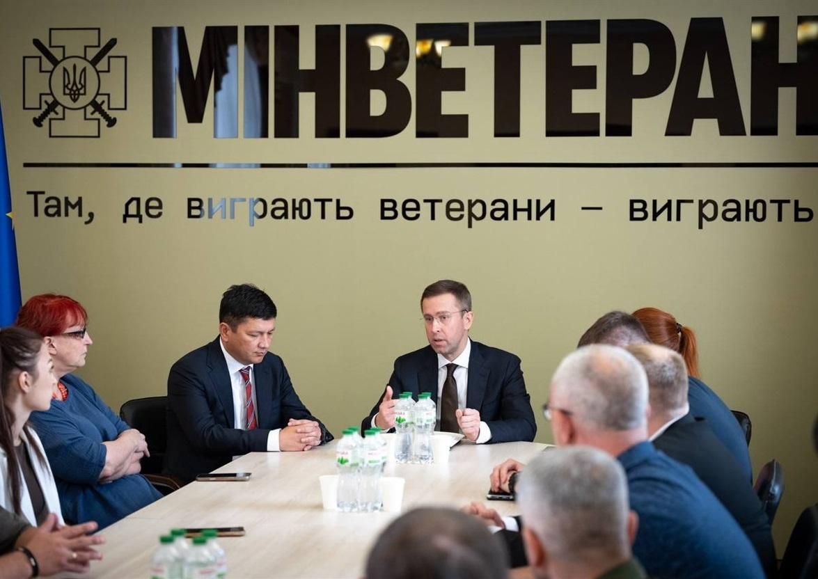 Прем'єр-міністр Сергій Корецький та новопризначений міністр Віталій Кім на зустрічі з колективом Мінветеранів, 22 липня 2026 року
