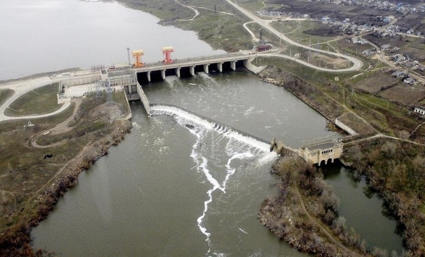 Стара ГЕС знаходиться поряд з новою, Олександрівською.