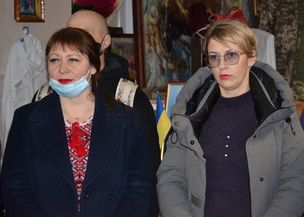 Директорака історичного музею Зореслава Клименко та Надія Гончарук, яка втратила на війні чоловіка
