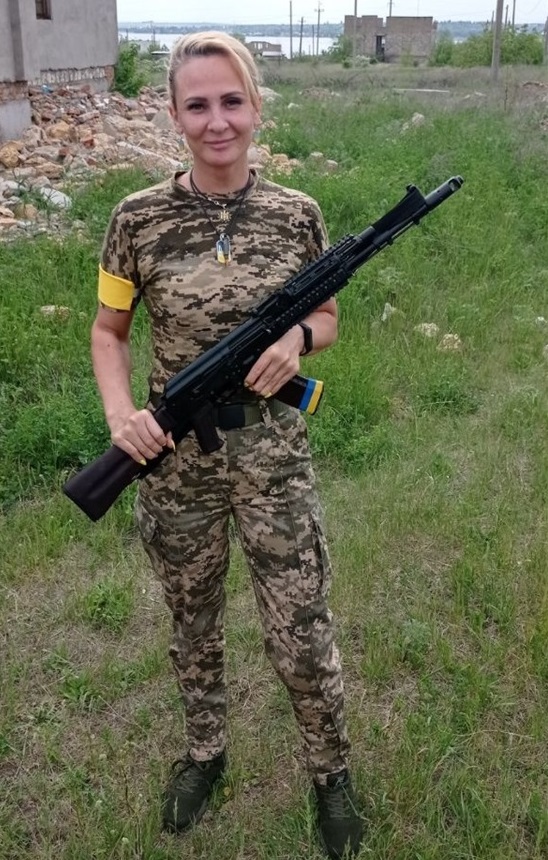 Маргарита впевнено тримає в руках зброю