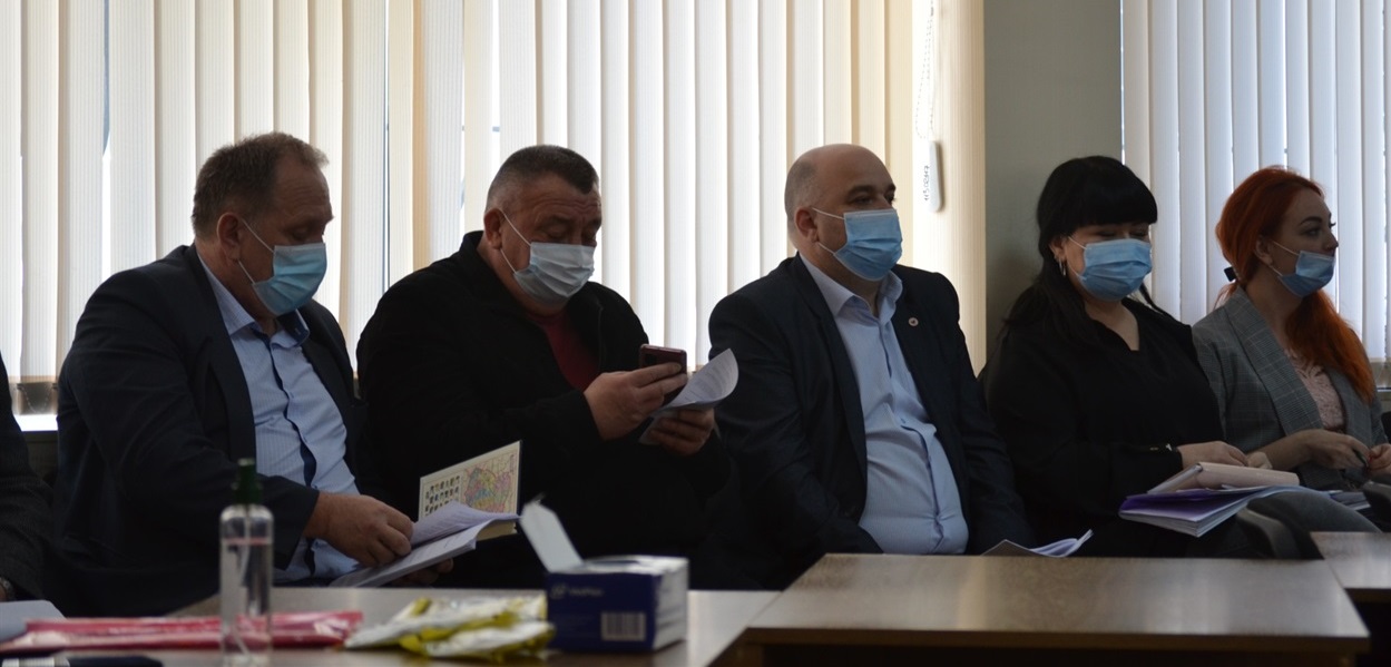 Столи за якими мають сидіти депутати від фракції "Батьківщина", пусті. Зате прийшли всі чотири заступники мера.  
