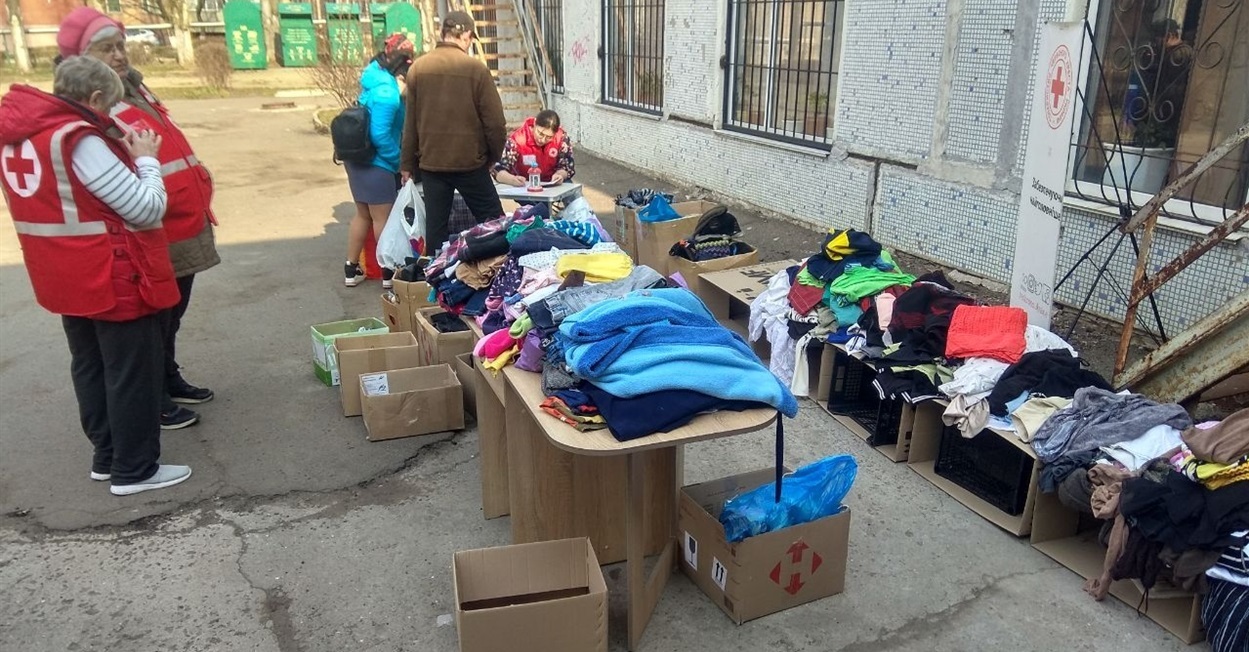 Волонтери ведуть облік: записують скільки речей прийняли та скільки видали