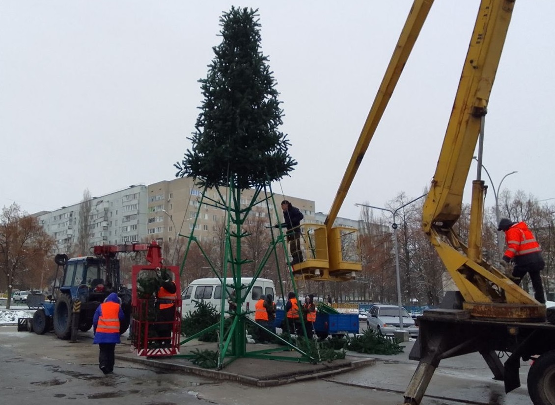 Ялинку біля АТБ вже встановлюють