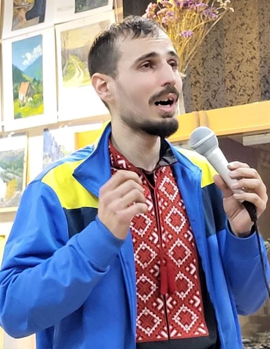 Сашко Кучеренко не тільки складає вірші, а ще й співає