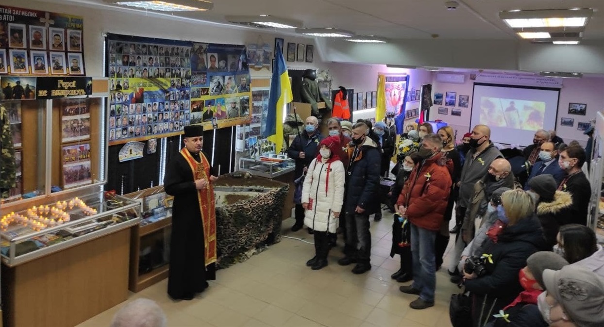 Отець Ігор Ворона вшанув молитвою пам'ять Небесної Сотні у виставковій залі