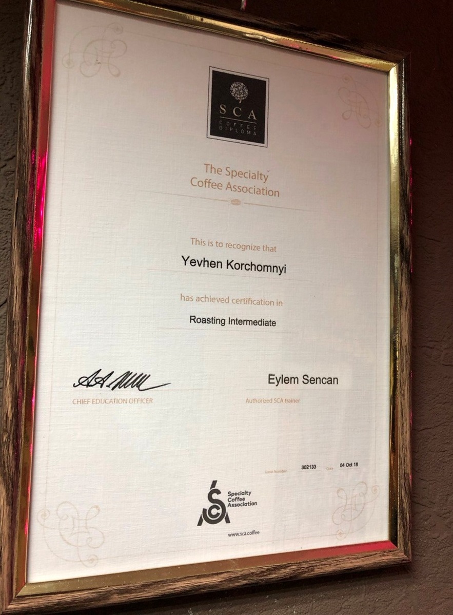 Євген Крорчомний має Міжнародний диплом SCA (Specialty Coffee Association) рівня Roasting Intermediate
