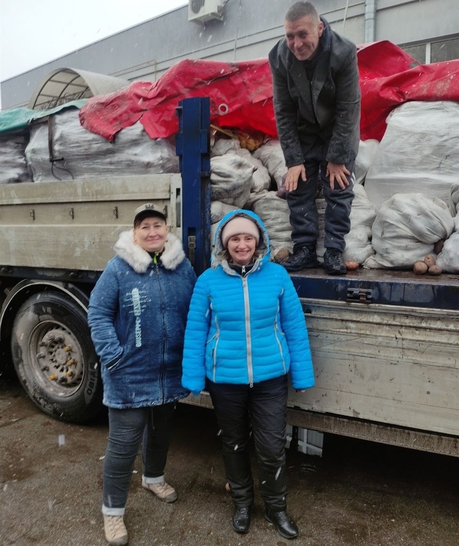 Депутатки та волонтерки Антоніна Ананченкова й Жанна Кривіцька в Чорнобаївці