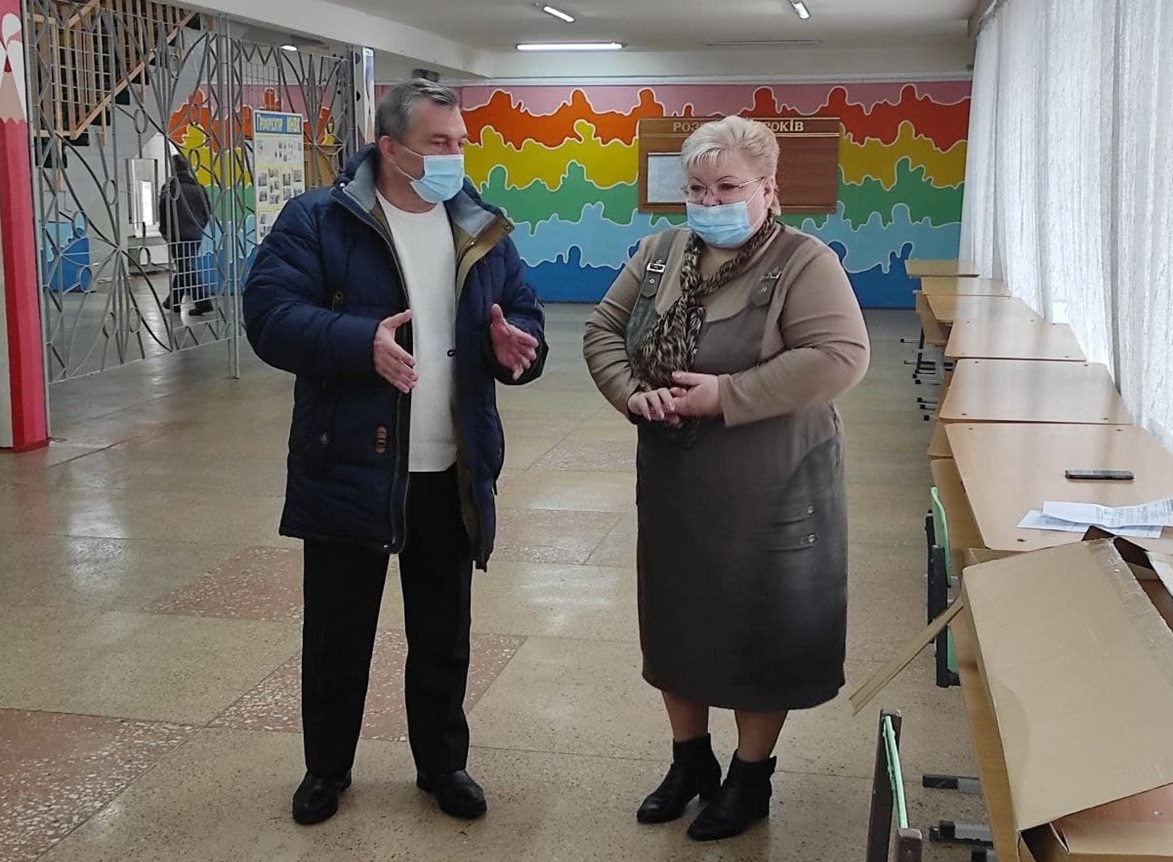 Олена Кокол зустрічає нові шкільні меблі