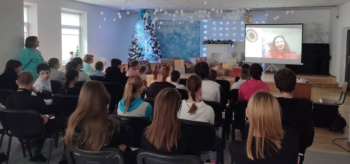 Діти спілкуються з Інгою Комарницькою по відеозв'язку
