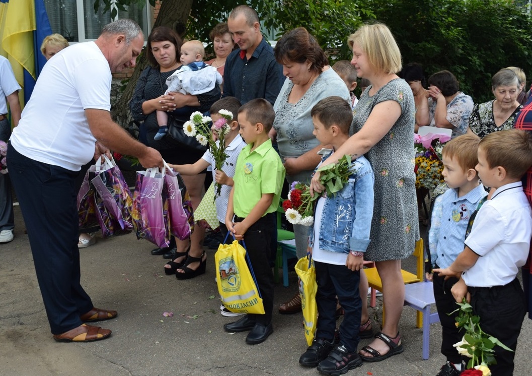 Подарунки вручає староста Ігор Латій