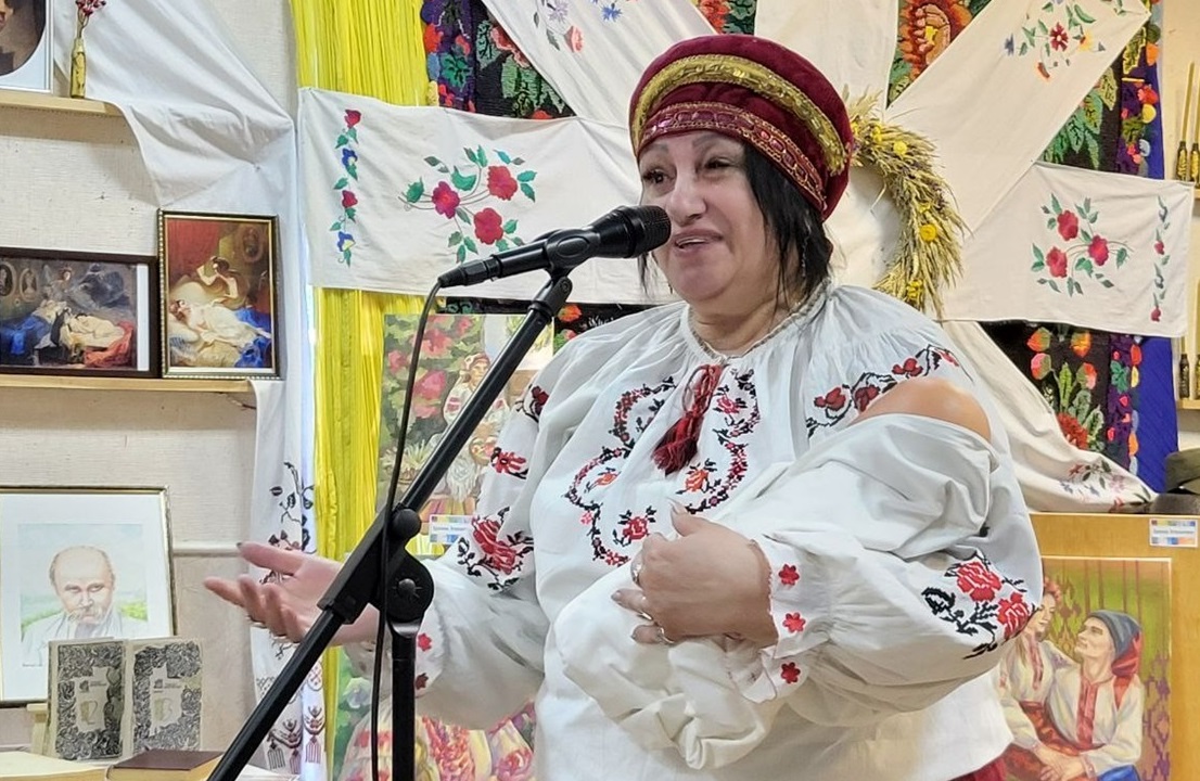 Оксана Лісовець, керівниця гуртка "Будьмо разом" завітала до музею з Первомайська