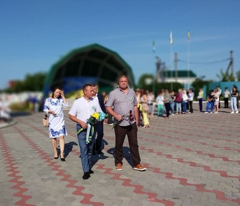 Квіти до пам’ятного знаку "Незламні духом" ідуть возлагати секретар міської ради разом з депутатами
