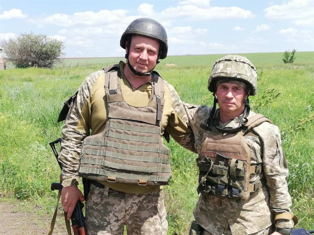 Денис із побратимом