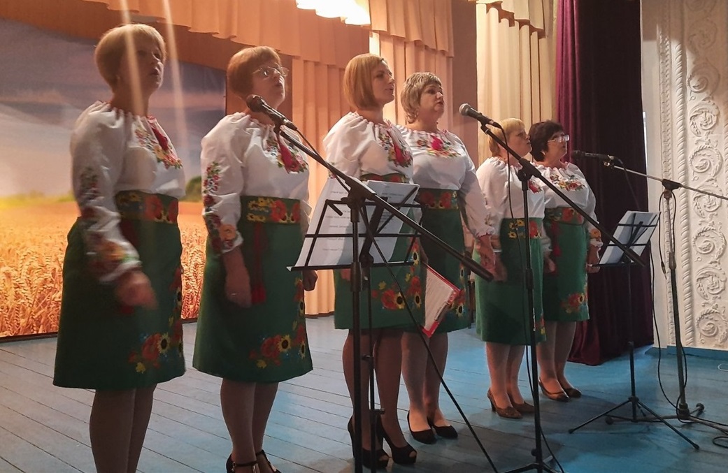 Святкового настрою додали жіночки з вокального гурту "Іванчанка"