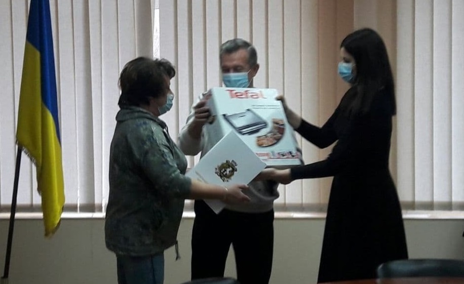 Вручення подарунку від мера