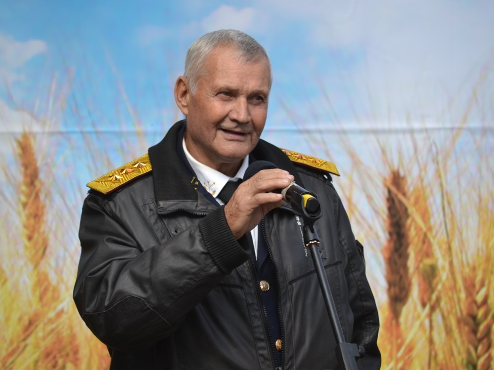 Отаман Бугогардівського  кошу Леонід Левченко: бажаю, щастя, здоровя, сімейного благополуччя, процвітанія селу