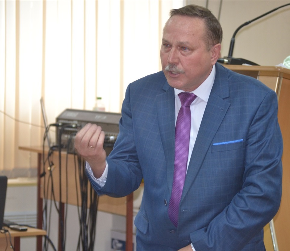 Юрій Михайлович відповідає Миколі Пелюху на звинувачення у тому, що "освіта" не спроможна організувати харчування школярів.