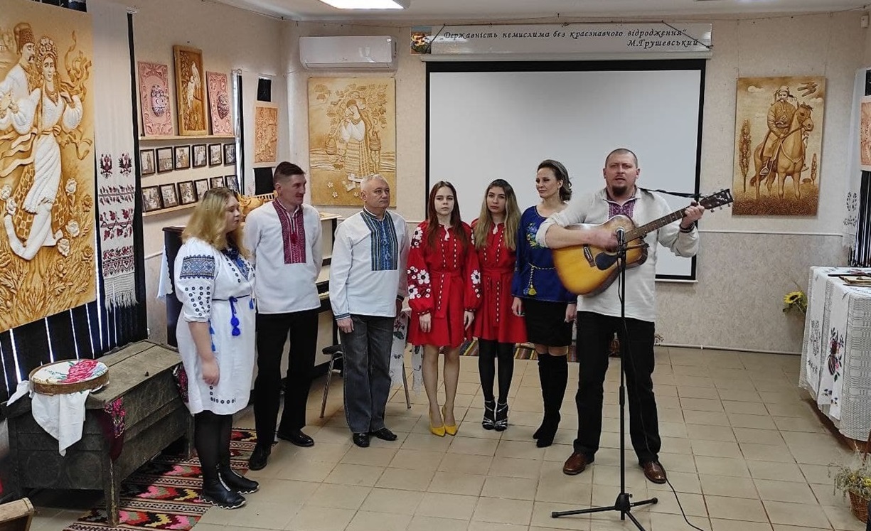 Козаки виконують відому українську народну пісню "Гей, соколи"
