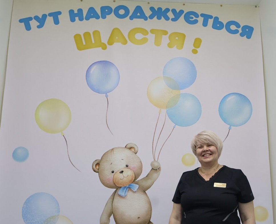 Завідувачка пологового відділення Олеся Козоріз розповіла, що цей святковий банер облаштували за власної ініціативи.
