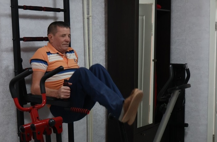 72-річний спортсмен - Андрій Робул демонструє свої  навики