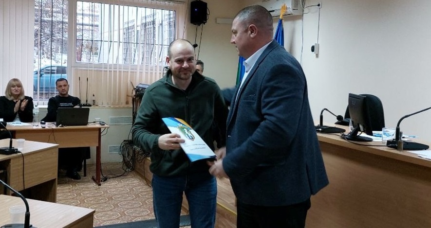Микола Пелюх отримує відзнаку