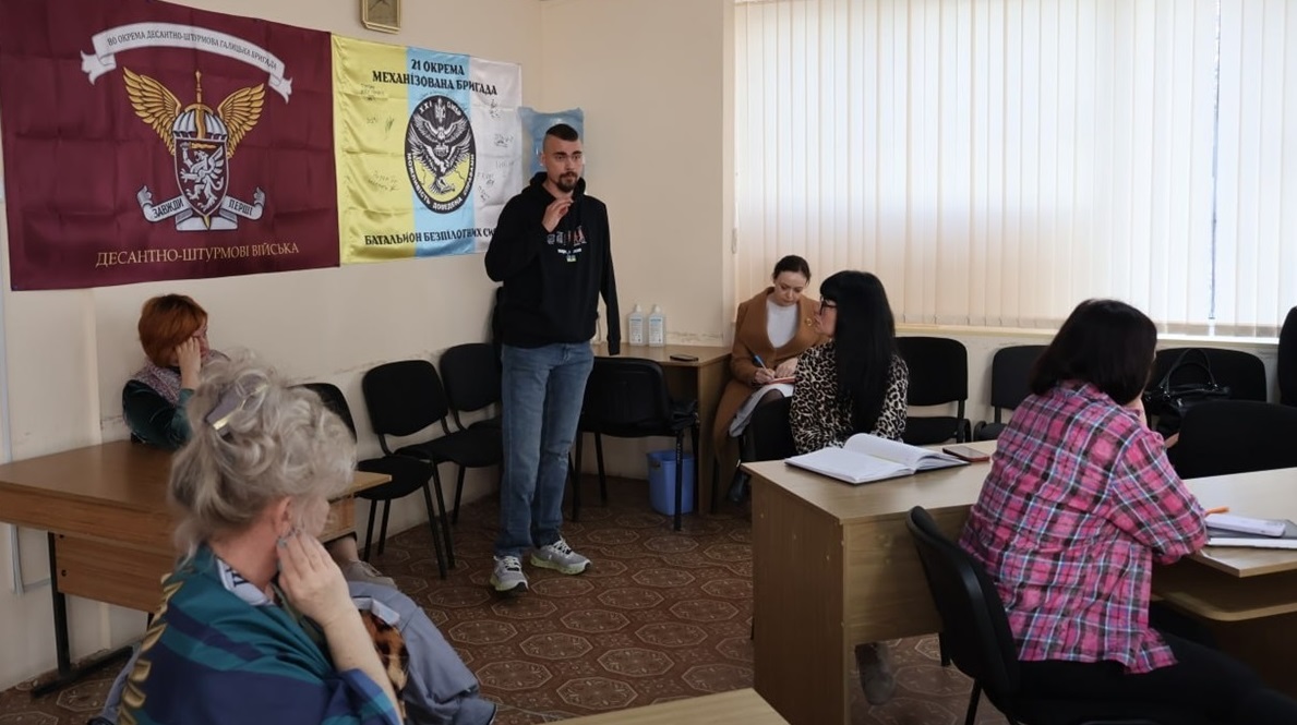 На зустрічі родичів військовополонених і зниклих безвісти захисників із представниками міських установ. 14 березня 2025.