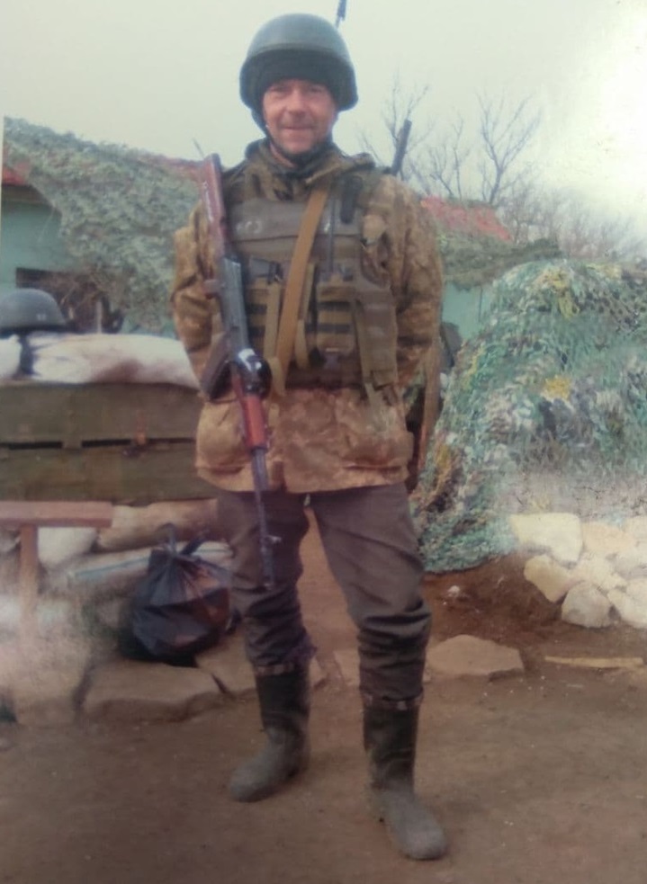 Світлина зроблена в 2015 році. Він пішов на війну за принципом: "батько за сина".