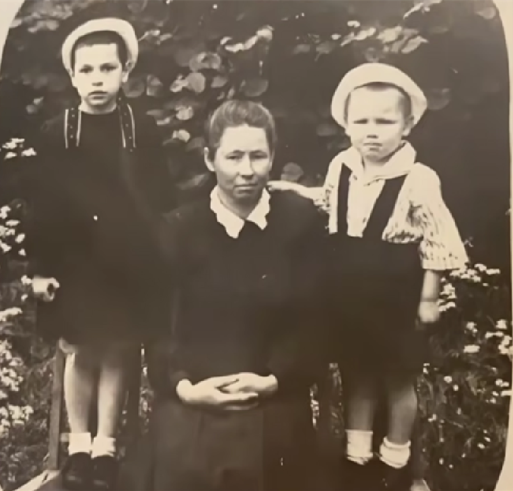 Анна Богдан (ліворуч) з нянею Зіною в сиротинцю