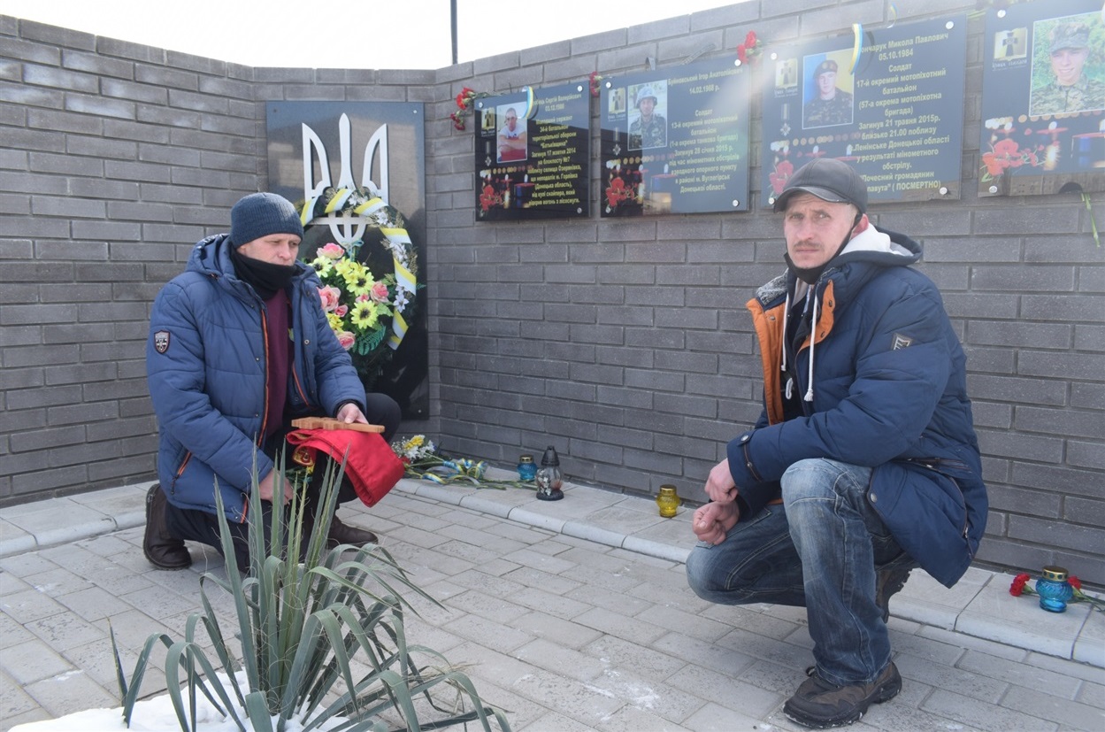 Ветерани АТО Сергій Мартиненко та Євген Культа вшановують загиблих побратимів