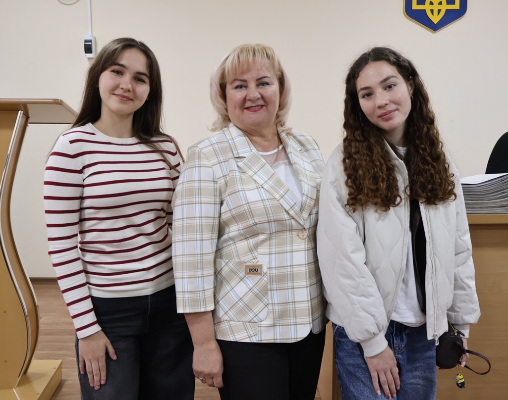 Маргарита, Лідія Паламарчук і Софія зустрілися в сесійній залі та зробили фото на згадку