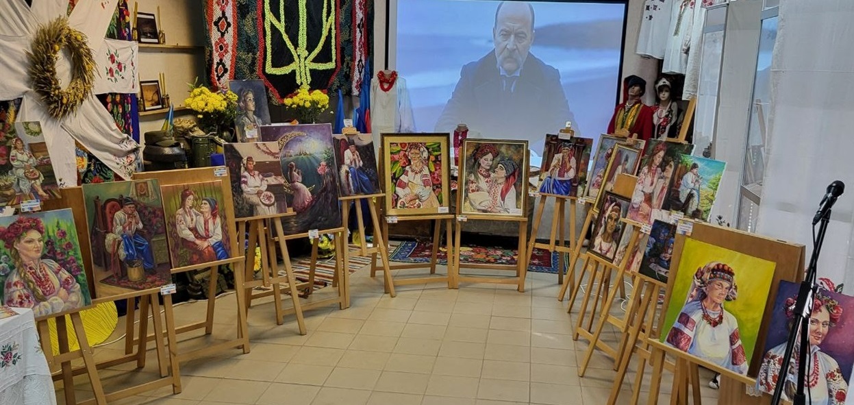 Виставка портретів, загальний план