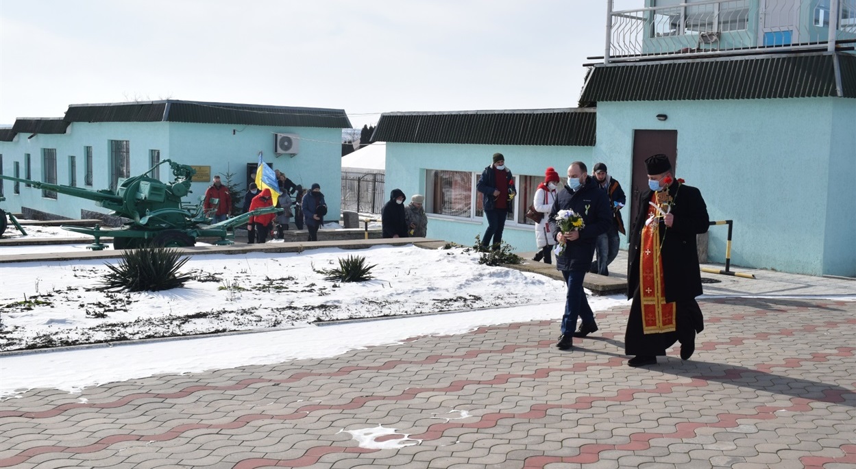 Потім учасники заходу поклали квіти до пам'ятного знаку "Незламні духом"