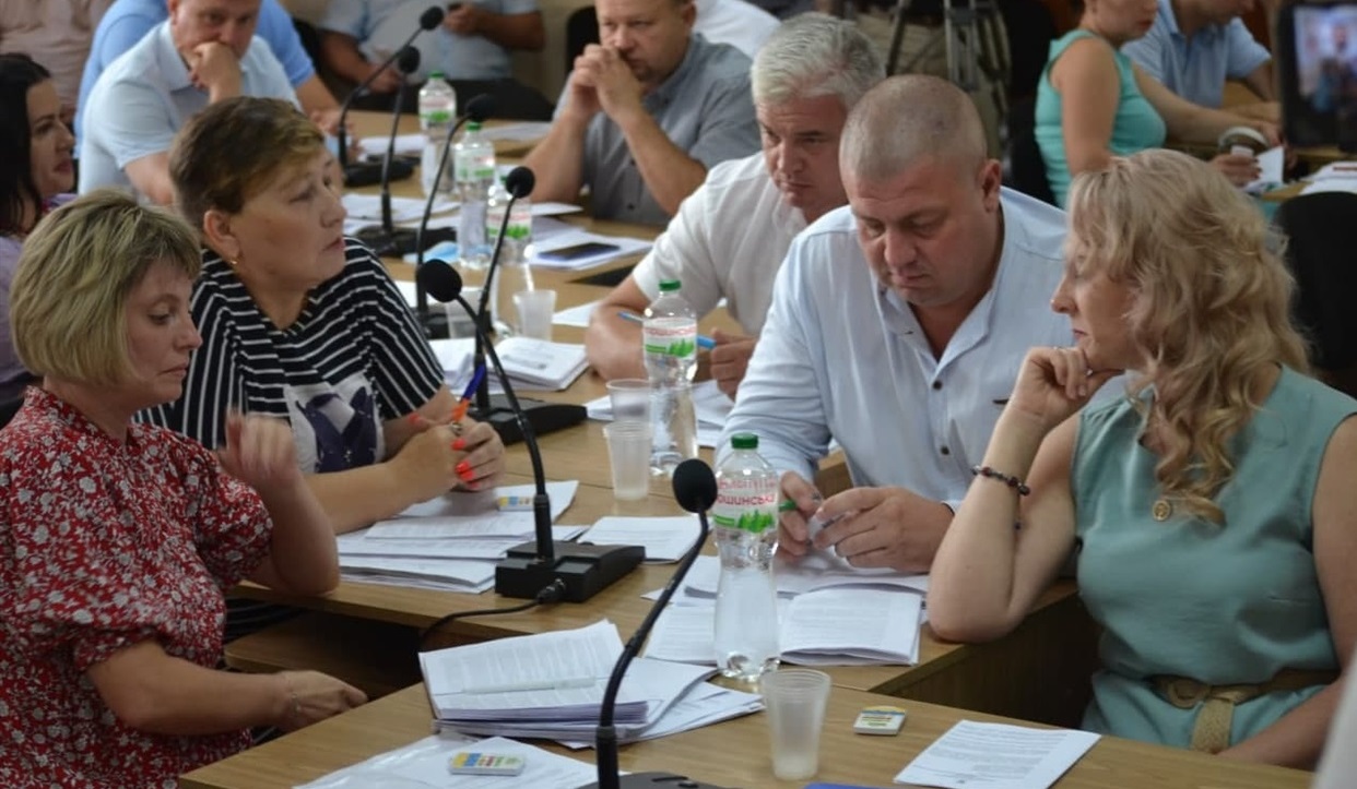 Дмитро Мірошник з колегами на пленарному засіданні