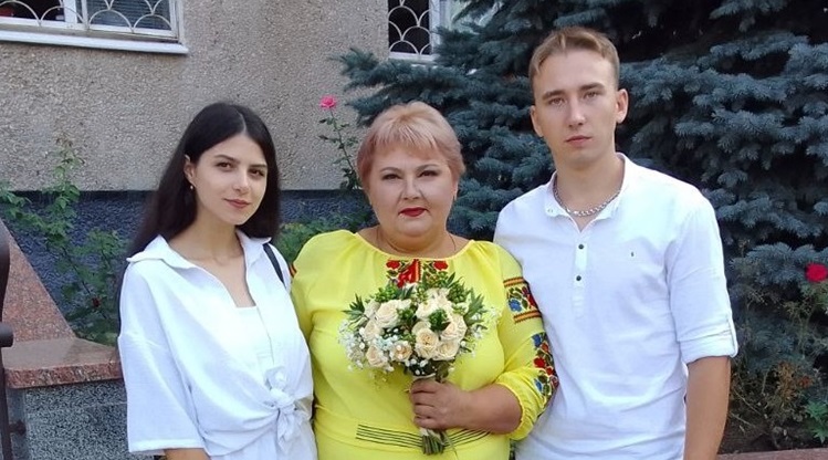 Молодший син Євген з дівчиною
