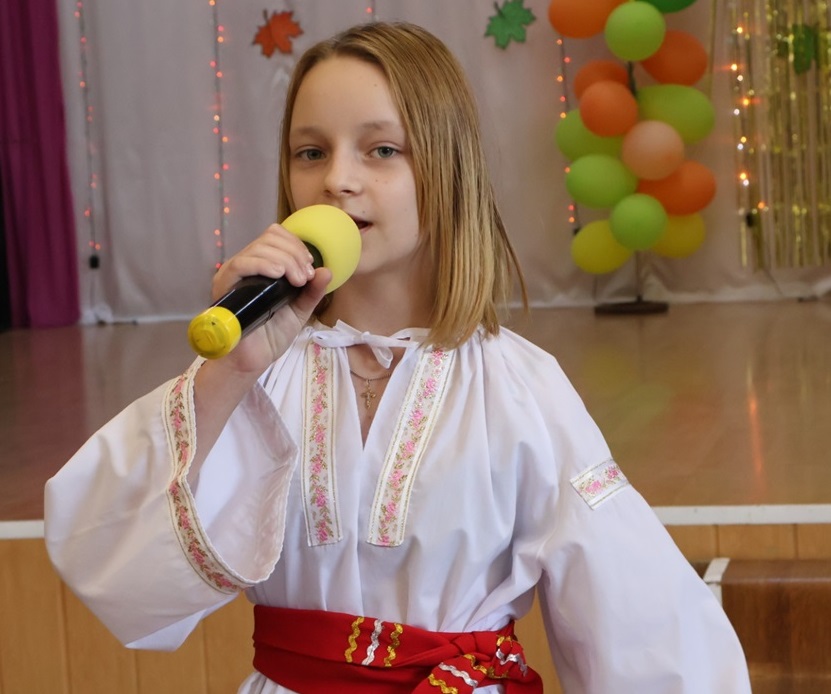 Аліна Адаєва вихованка ЦДЮТ декламувала вірш «Про Україну»