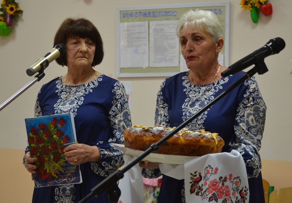 Організатори зустрічали гостей хлібом-солю
