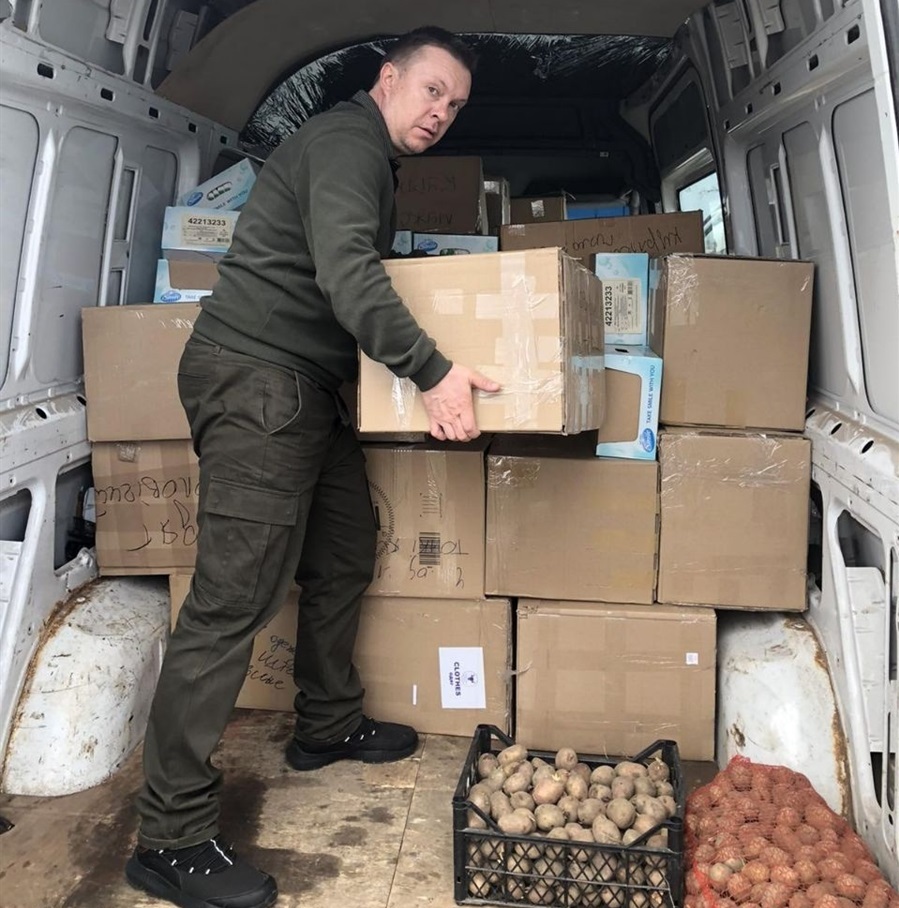 Волонтер часто самотужки розвантажує автомобіль з продуктами, що привозить з Кривого Рогу.