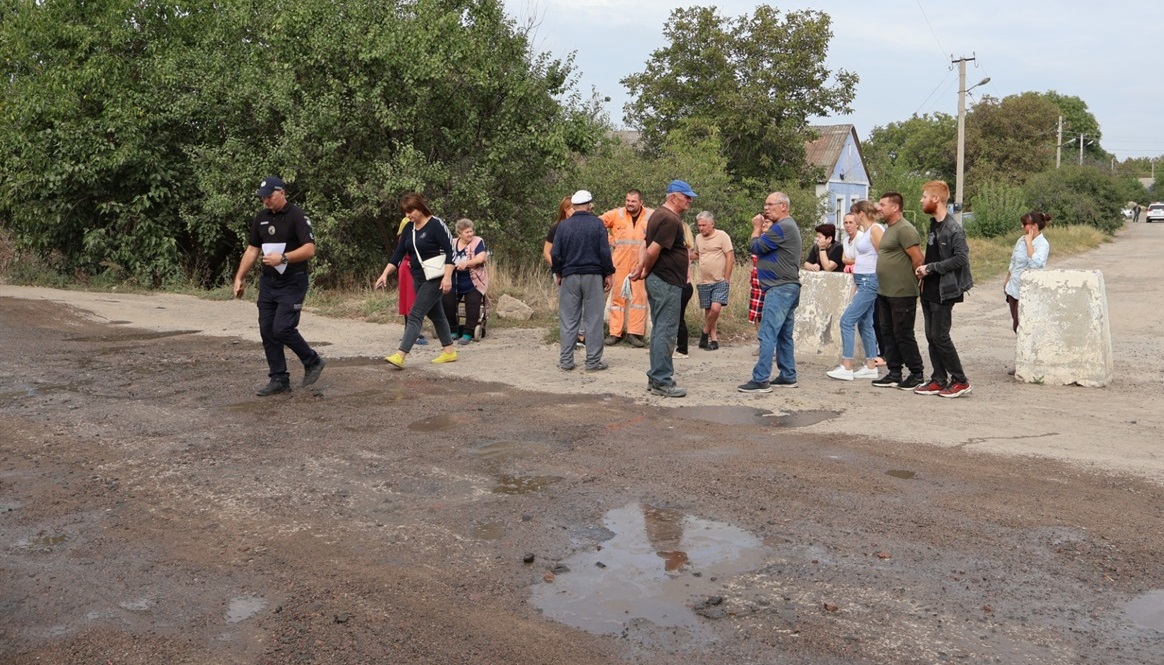 Дорогу полили, щоб не підіймалася пилюка