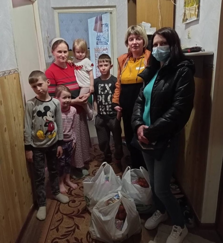 Гостинці для багатодітної родини доставила депутатка Жанна Кривіцька.
