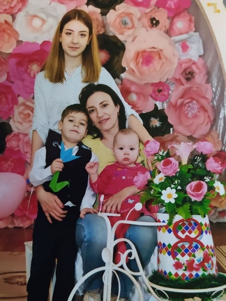 Інна з Дашею, Матвієм та Кірою на святі в дитсадочку
