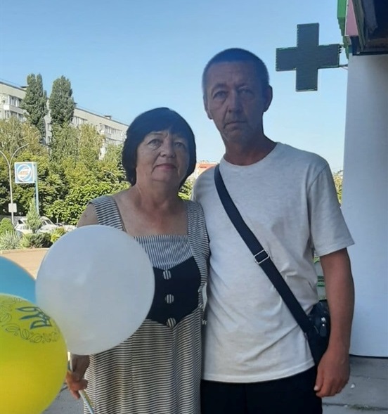 Лідія та Олександр Дмитрик були присутні на 40-й мирній акції в підтримку безвісти зниклих та полонених захисників у Південноукраїнську. На банері зі світлинами захисників Олександр на своє фото прикріпив колосок, як знак того, що він вже вдома!